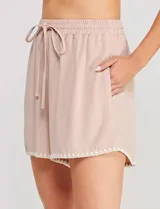 Short de tiro alto color beige, confeccionado en mezcla de lino y viscosa, con cintura elastizada y detalles bordados en el ruedo.