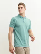 Chomba verde con cuello polo y tapeta de dos botones.