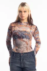 Remera de mangas largas con cuello alto y estampado abstracto en tonos marrones, celestes y grises.