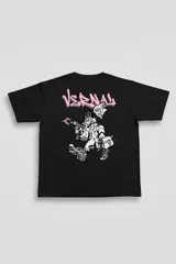 Remera negra de algodón con estampa trasera de un pato de caricatura con armas y la inscripción "Vernal Gang". En el frente tiene el logo "Vernal" en tipografía graffiti.