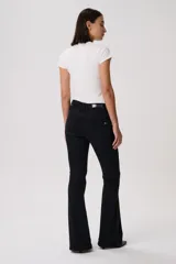 Jean oxford tiro bajo, color negro, de corte ajustado en la parte superior y con botamanga acampanada. Cuenta con bolsillos funcionales, pasacintos y cierre frontal con botón metálico.