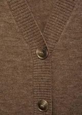 Cardigan de punto fino color marrón, con cuello en pico, cierre frontal de botones y dos bolsillos de parche delanteros. Presenta un diseño recto de manga larga con cuello tipo polo en un tono más oscuro.
