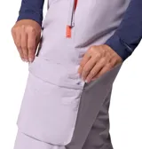 Pantalon de esqui Columbia Coreshot Omni-Tech color lila, de corte recto y holgado, con bolsillos cargo en los muslos, bolsillos laterales con cremallera en contraste naranja y cintura ajustable.