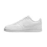 Championes Nike Court Vision Lo NN, modelo clásico con diseño de inspiración basquetbolera de los años 80, confeccionados con materiales sintéticos duraderos en color negro con detalles en blanco.