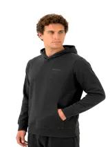 Buzo con capucha de algodón, color negro, con bolsillo frontal tipo canguro y logo de la marca estampado sutilmente en el pecho.