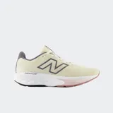 Championes de running New Balance modelo Fresh Foam x 520 v9, color beige con detalles en gris y suela con acento rosado. Confeccionados en malla técnica transpirable con tecnología de amortiguación Fresh Foam en la entresuela.