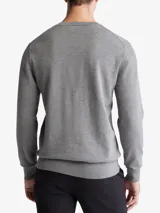 Sweater de algodón pima gris, de manga larga y cuello redondo, con puños, cuello y dobladillo en punto canalé.