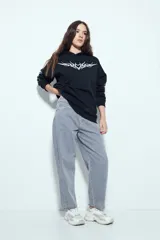 Pantalón de denim con corte barrel, de silueta relajada y tiro medio, en color gris lavado.