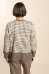 Cardigan tejido de lana color beige con diseño de waffle en blanco.