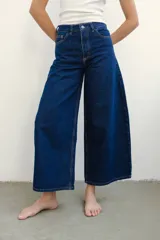 Pantalón de jean azul oscuro, de corte amplio y tiro alto.