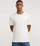 Remera masculina blanca de manga corta y cuello redondo, confeccionada en tejido waffle texturizado.