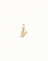 Dije pequeño con forma de letra V, bañado en oro de 18k, con argolla superior para colgar.