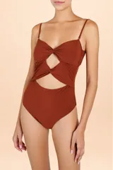 Traje de baño enterizo color terracota con diseño strapless, detalle de nudos frontales y aberturas cut-out en el torso. Incluye breteles finos ajustables.