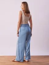 Pantalón ancho (wide leg) de lyocell color celeste claro, con pretina ancha elastizada y bolsillos laterales.