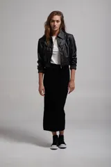 Pollera midi negra de tejido de punto, corte ajustado y largo hasta la pantorrilla.