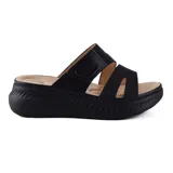 Sandalia de plataforma color negro, con dos tiras anchas sobre el empeine, una con ajuste de velcro.