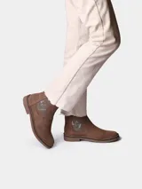 Botin de cuero serraje color beige, con elastico lateral decorado con bordado floral multicolor y suela baja de goma.