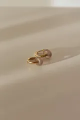 Par de aros tipo argolla dorados de acero quirúrgico, con una piedra natural de color gris translúcido colgando de cada uno.