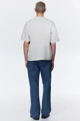 Remera de algodón con corte oversized, cuello redondo acanalado y diseño de hombros caídos.