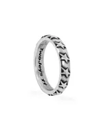 Anillo plateado con diseño de estrellas caladas y la inscripción "Two Jeys".