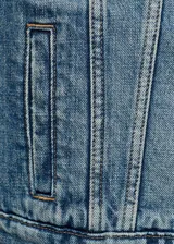 Chaqueta de jean estilo vaquero con cuello camisero, cierre frontal de botones metálicos, dos bolsillos de solapa en el pecho y mangas largas con puños abotonados.