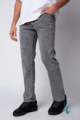 Jean de corte recto y ajuste relaxed fit, confeccionado en denim azul con lavado clásico.