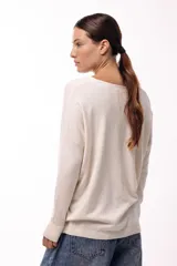 Sweater de tejido de punto fino color tostado, con cuello en V, mangas largas con puños acanalados y diseño de calce relajado.