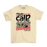 Remera color beige con estampado gráfico frontal inspirado en la película Ghostbusters, que incluye el texto 'Who you gonna call?' y una ilustración de los personajes.