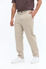 Pantalón chino clásico color beige, de corte regular, con pasacinto y cierre de botón negro.