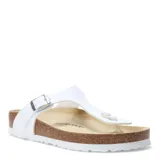 Sandalias tipo ojota Birkenstock modelo Gizeh, con capellada de material sintético blanco, hebilla metálica ajustable y plantilla anatómica de corcho y látex.