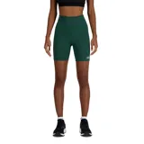 Short deportivo New Balance de tiro alto, color verde oscuro, con logo reflectivo en la pierna izquierda.