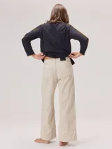 Pantalon de corte recto con costuras verticales decorativas en el frente y la parte trasera, confeccionado en tela de algodón con un toque de spandex. Presenta bolsillos traseros tipo parche y cierre de botón y cremallera.