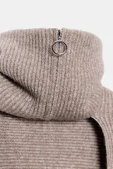 Bufanda de punto con cuello alto y cierre frontal con cremallera, diseñada con mangas largas integradas.