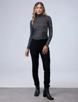 Pantalón de gabardina elastizada color beige, marca Sioni, de corte recto. Tiene pretina con pasadores, botón y cierre. Delantera con bolsillos simulados y trasera con bolsillos aplicados.