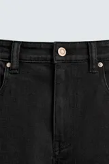 Jeans de hombre, corte skinny y largo cropped, color negro lavado. Presenta cinco bolsillos y cierre frontal con cremallera y botón.