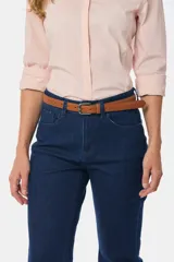 Pantalón de jean azul con spandex, tiro medio y pierna recta.