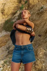 Short de jean azul con tiro medio, corte holgado y ruedo desflecado.