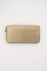 Billetera rectangular con cierre perimetral de cremallera, de color dorado con acabado metalizado y textura sutil.