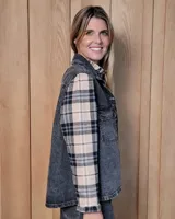 Chaleco de gabardina color tostado, con cuello camisero, cierre frontal con botones metálicos y dos bolsillos frontales con solapa.