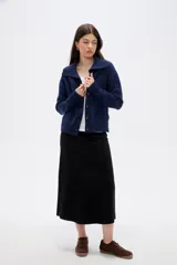 Cardigan de punto con diseño de ochos, color azul marino, con cuello solapa, cierre frontal con botones y mangas largas con puños acanalados.