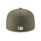 Gorro estilo snapback New Era, color verde oliva, con visera plana y logo de los Los Angeles Dodgers bordado en blanco en el frente.