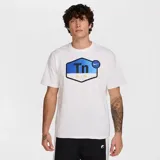 Remera blanca Nike Sportswear M90 con estampa frontal inspirada en la línea Air Max Plus TN.