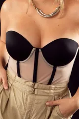 Corset corto negro con copa y aro, confeccionado en microtul y lycra reforzada. Breteles desmontables y regulables.