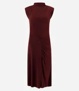 Vestido midi color bordó de Cortelle, sin mangas, con cuello alto y detalle fruncido en el lateral delantero que crea un efecto drapeado.