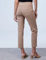 Pantalón verde militar de gabardina elastizada, marca Ruby Rd, corte recto, largo al tobillo y pretina ancha elastizada. Delantera con bolsillos simulados y trasera con bolsillos aplicados.