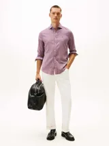 Camisa de manga larga Tommy Hilfiger con corte regular, confeccionada en algodón con tejido dobby texturizado. Presenta un micro estampado de puntos en tono rojizo, cuello clásico con botones y logo de la marca bordado en el pecho.