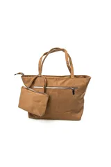 Cartera tipo shopper color tostado, con cierre superior, doble asa de hombro y un pequeño bolso monedero con cierre y asa corta colgando del frente. Cuenta además con un bolsillo exterior trasero con cierre metálico.