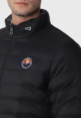 Campera acolchada reversible color bordó con interior gris, cierre frontal con cremallera, cuello alto y logo bordado en el pecho.