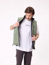 Chaleco reversible de nylon con diseño acolchado, cuello alto y cierre frontal. Cuenta con un bolsillo con cierre en el pecho y bolsillos laterales, además de una etiqueta con el logo de la marca.