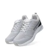 Championes deportivos de diseño urbano, color gris claro con detalles en gris oscuro y suela blanca. Confeccionados en tejido de malla transpirable con refuerzos sintéticos y cierre mediante cordones.